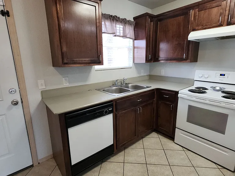 3318 N Detroit Ave — Photo 6