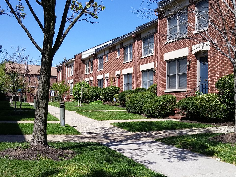 2nd image of 211 Roundhouse Ct