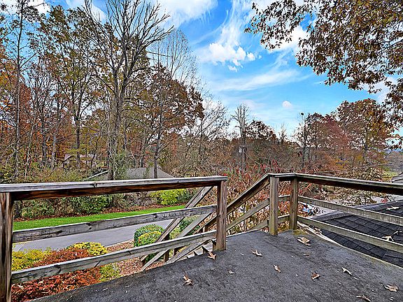 3rd image of 4326 Wonderland Dr