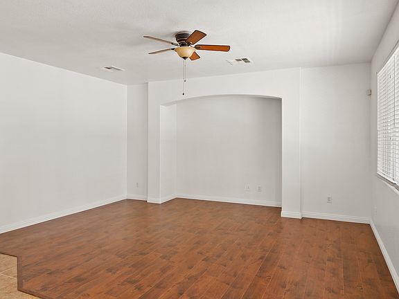 4th image of 1105 E Hammer Ln