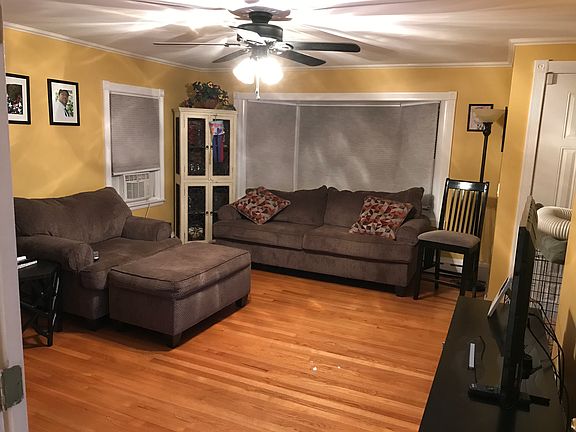 Living Room w/bay window