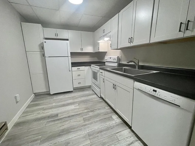 416 E 2nd St — Photo 32