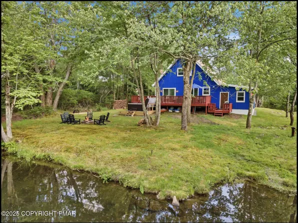208 Hawkey Ln, Pocono Summit, PA 18346