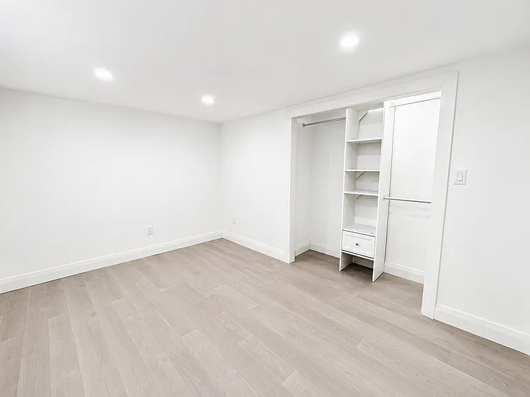 908 Fennell Ave E — Photo 10