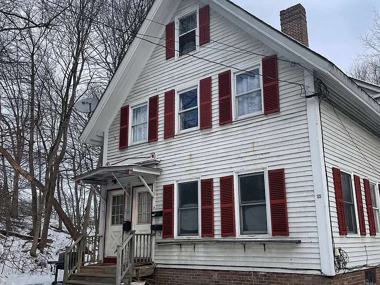 25 E Crescent St #1 — Photo 1
