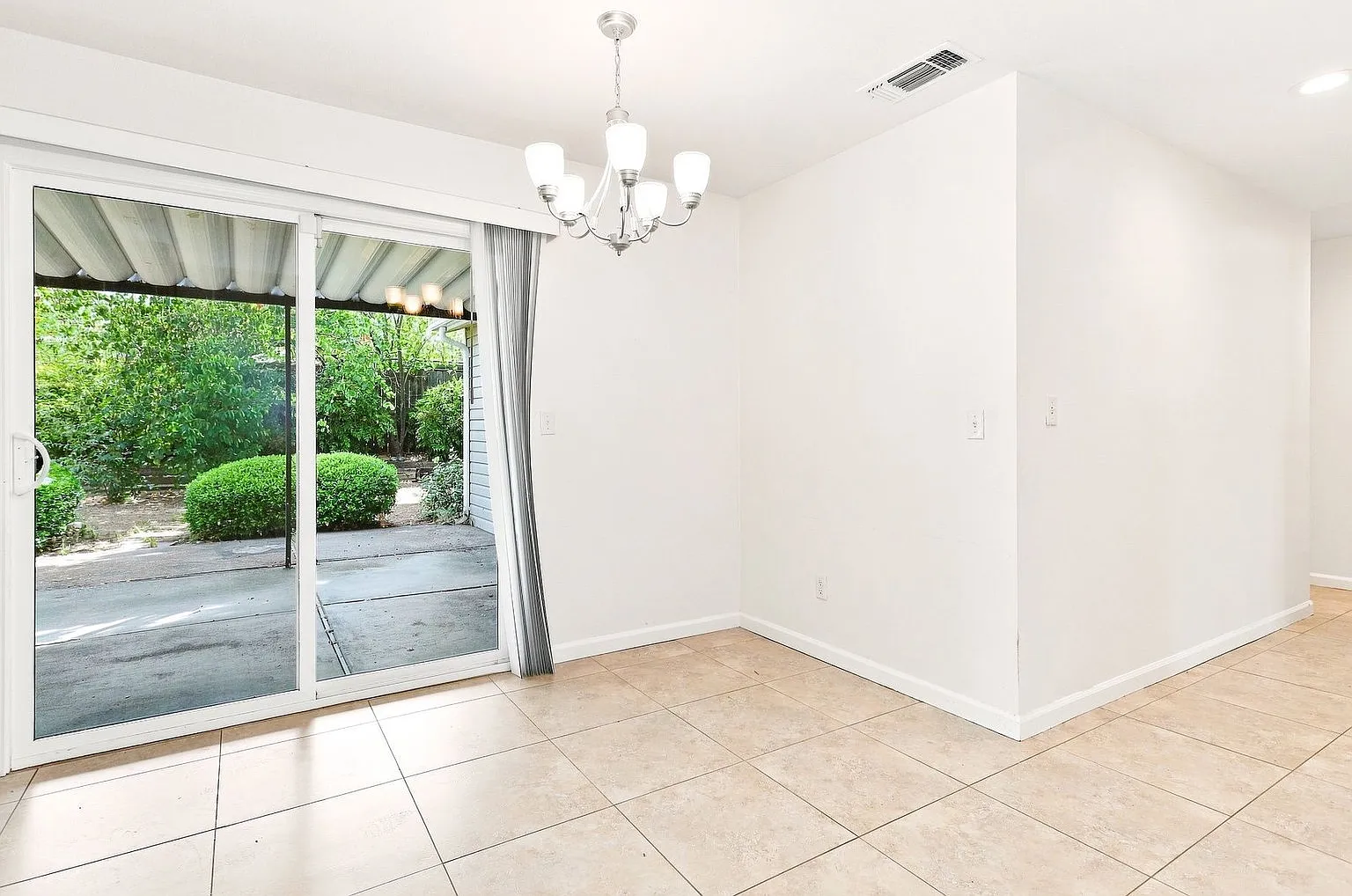 3 bed, 2.0 bath, 1118 sqft, $2,575 — Photo 4
