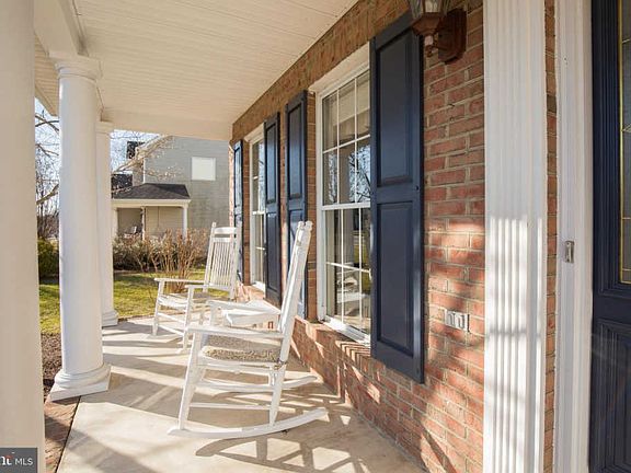 5th image of 127 Kinross Dr