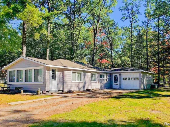 306 Devonshire Dr, Prudenville, MI 48651