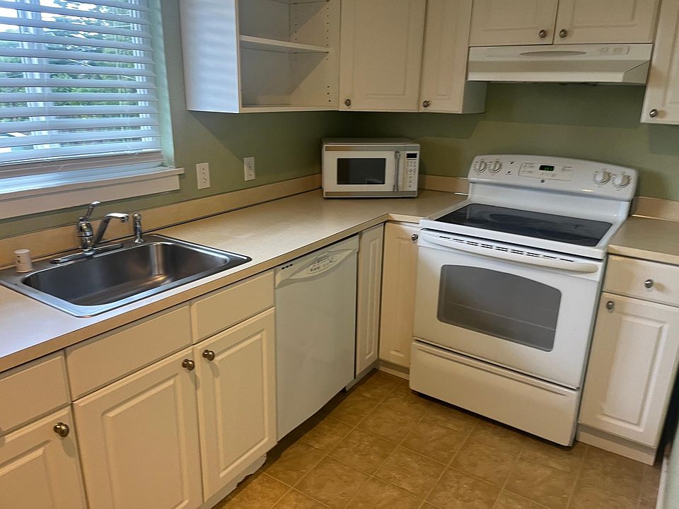 2nd image of 220 W 4th St APT 5