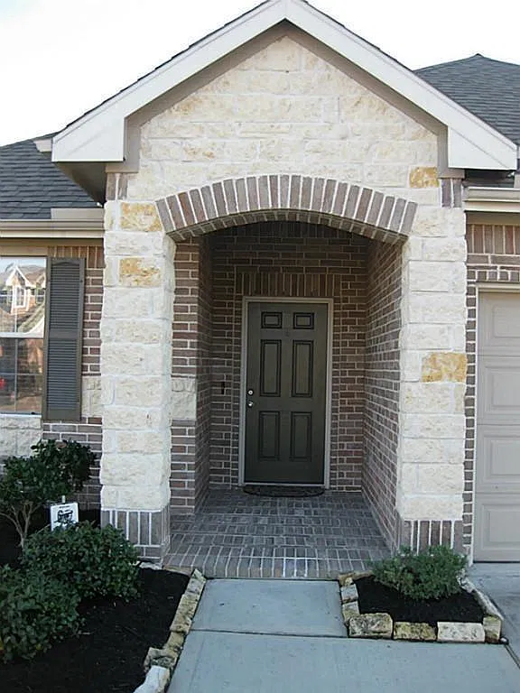 4 bed, 2.5 bath, 1976 sqft, $1,995 — Photo 1
