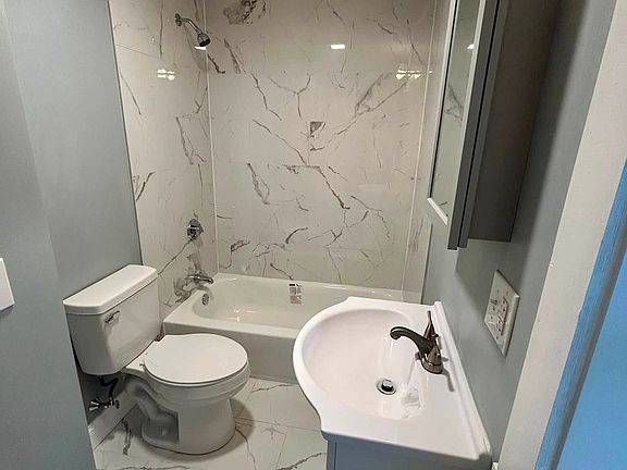 3rd image of 1461 Pleasant St #1