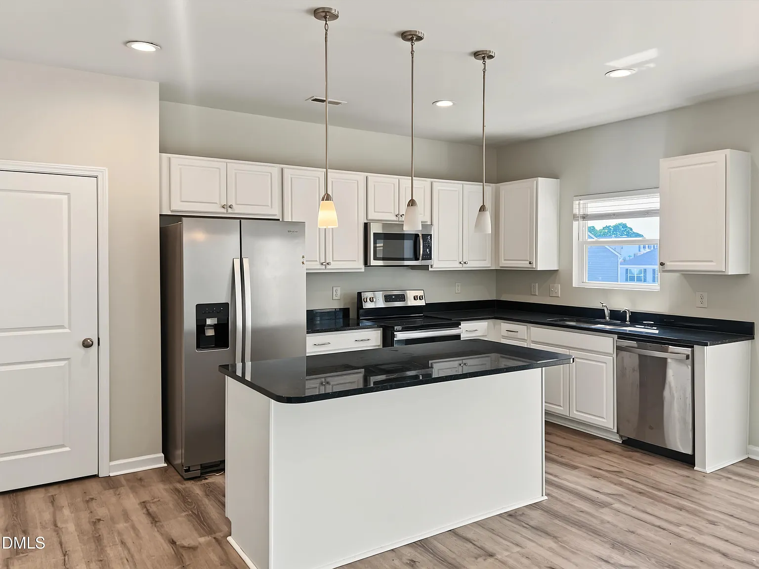 4 bed, 2.5 bath, 2237 sqft, $2,100 — Photo 3