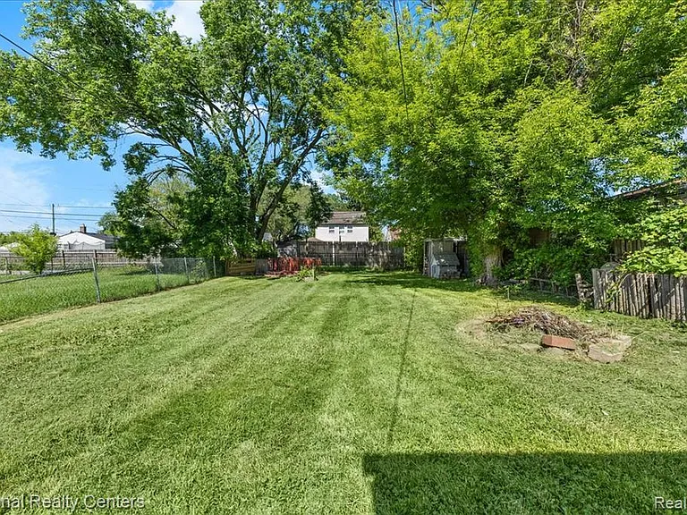 25357 Lawn St — Photo 11