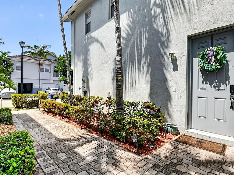 3271 Laurel Ridge Cir — Photo 4