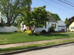 33 Scarborough Rd, Pawtucket, RI 02861