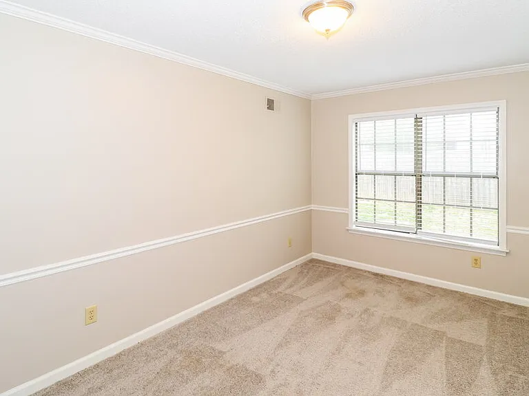 423 Cairn Cv — Photo 17