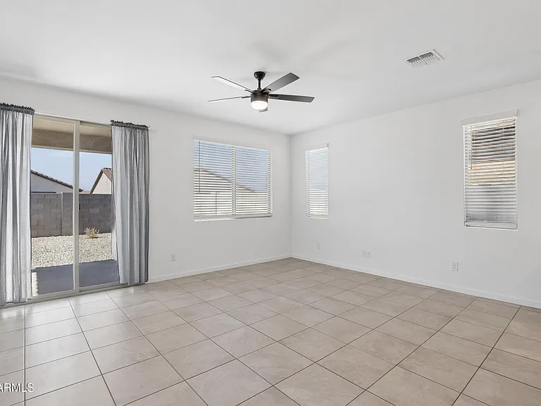 25293 W Wayland Dr — Photo 15