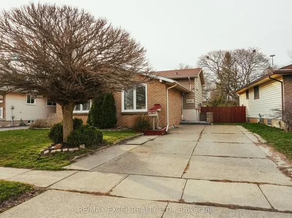 8061 Paddock Trail Dr, Niagara Falls, ON L2H 1W8