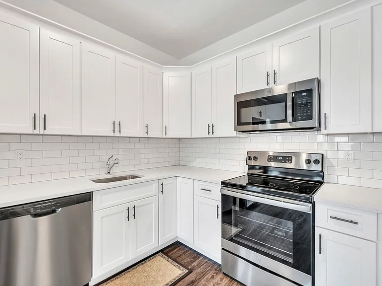 140 S Clinton Ave — Photo 2