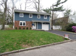 8 Mickey Ct, Huntington Station, NY 11746
