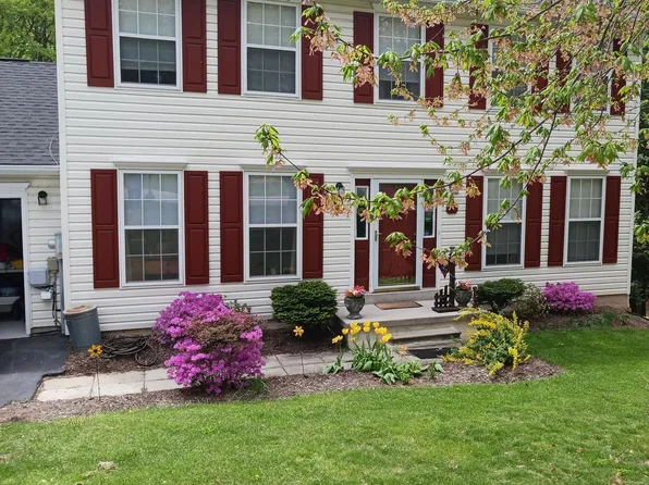 86 Collins Cir, Hanover, PA 17331