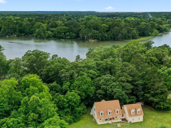 367 Edgewater Ln, Montross, VA 22520