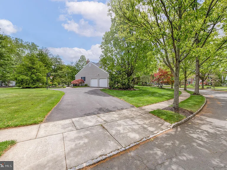 42 Ellsworth Dr — Photo 4