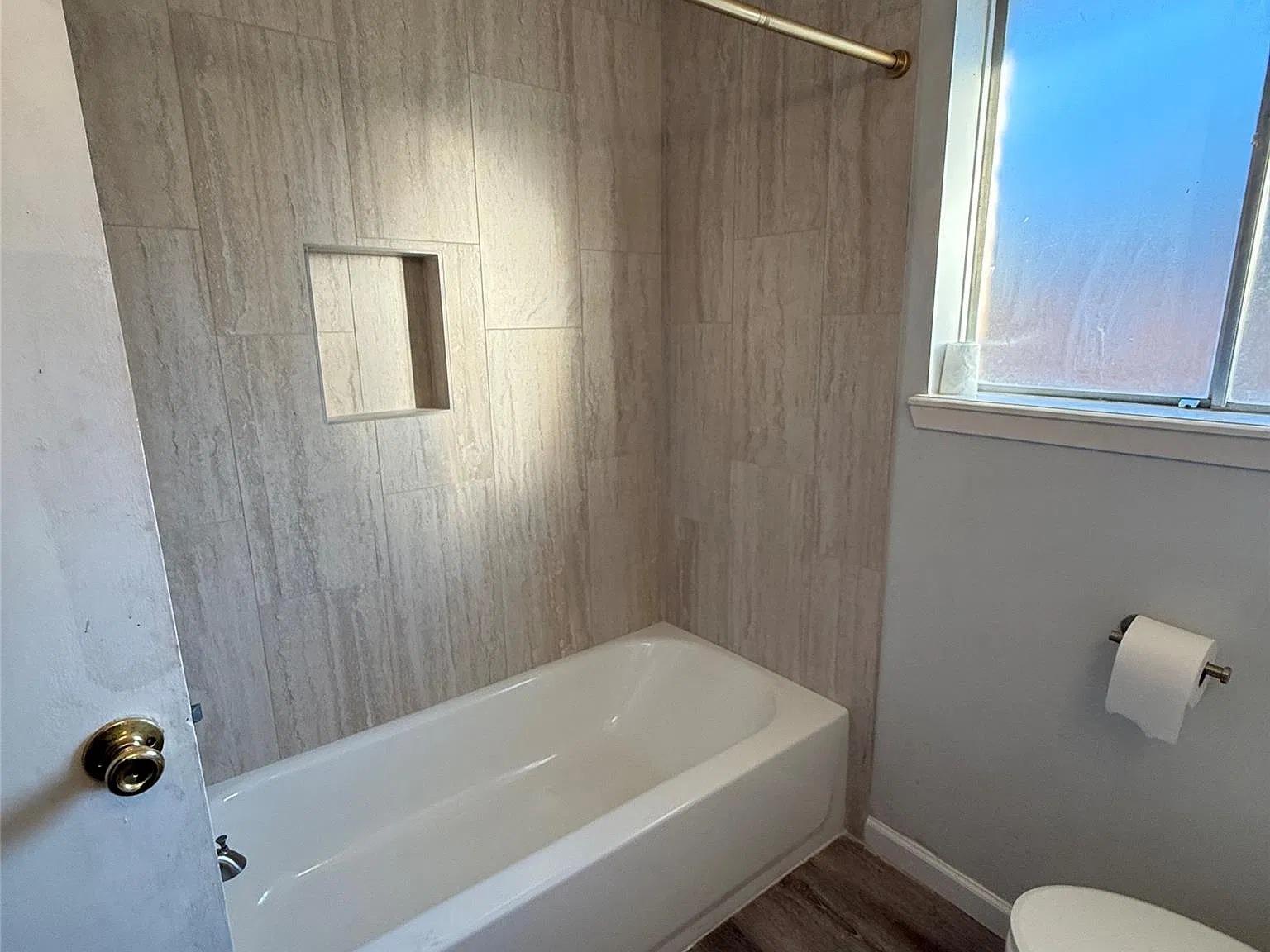 3 bed, 2.0 bath, 2100 sqft, $1,900 — Photo 3