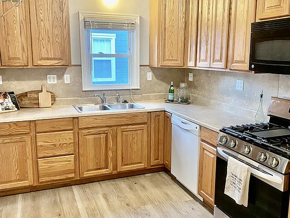 Updated kitchen with awesome gas stove