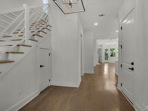 4th image of 1609 E Yonge St