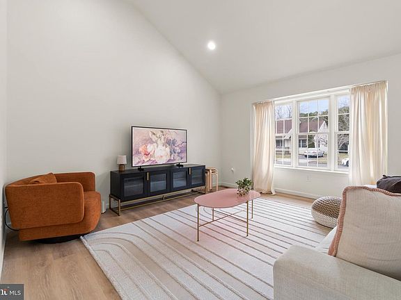 4th image of 210 Rutter Ave