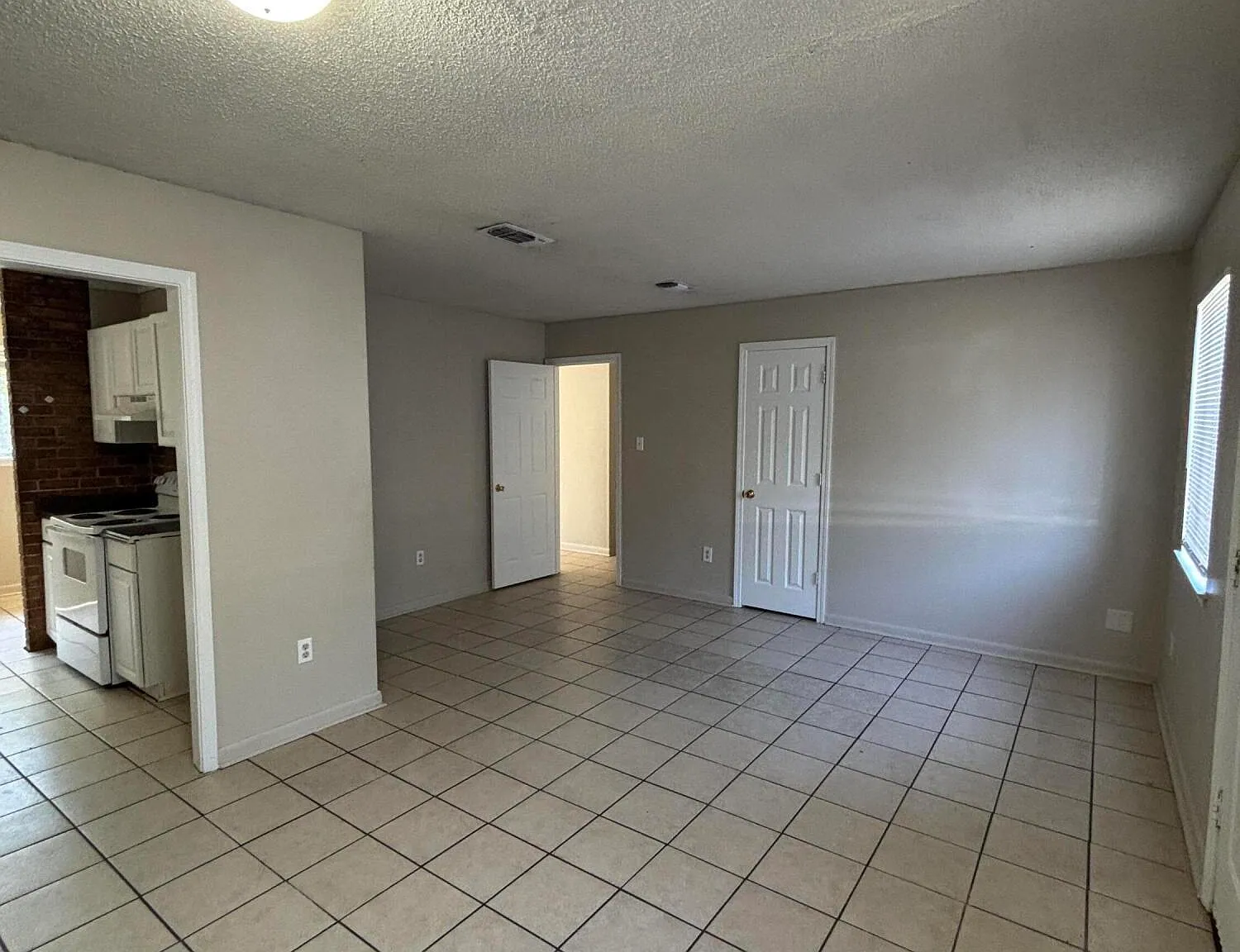 3 bed, 1.0 bath, 1164 sqft, $1,000 — Photo 2