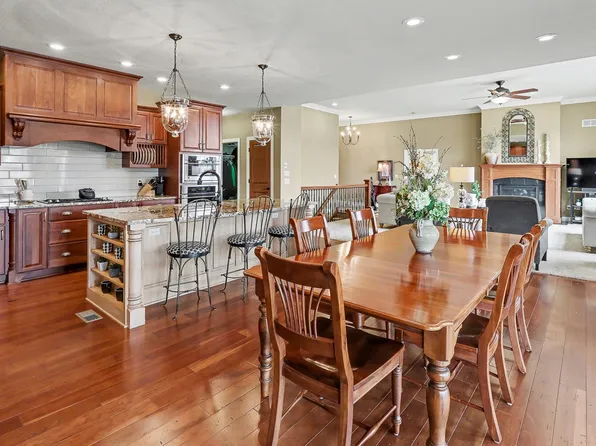 1009 Fountain View Dr, Pella, IA 50219