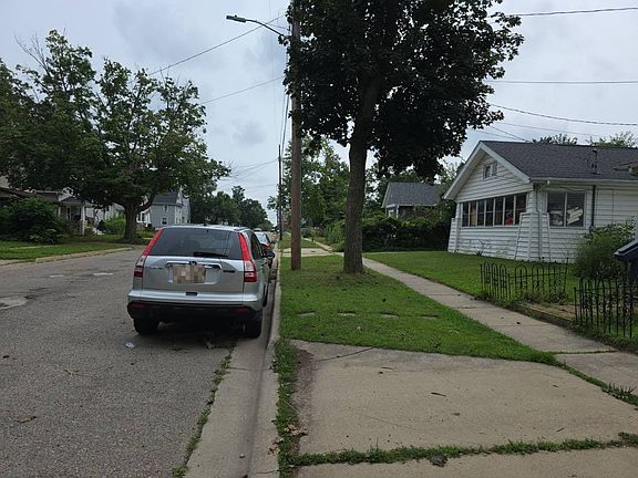 5th image of 113 Winter St