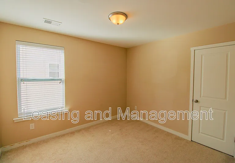 4946 Ballantine Dr — Photo 12