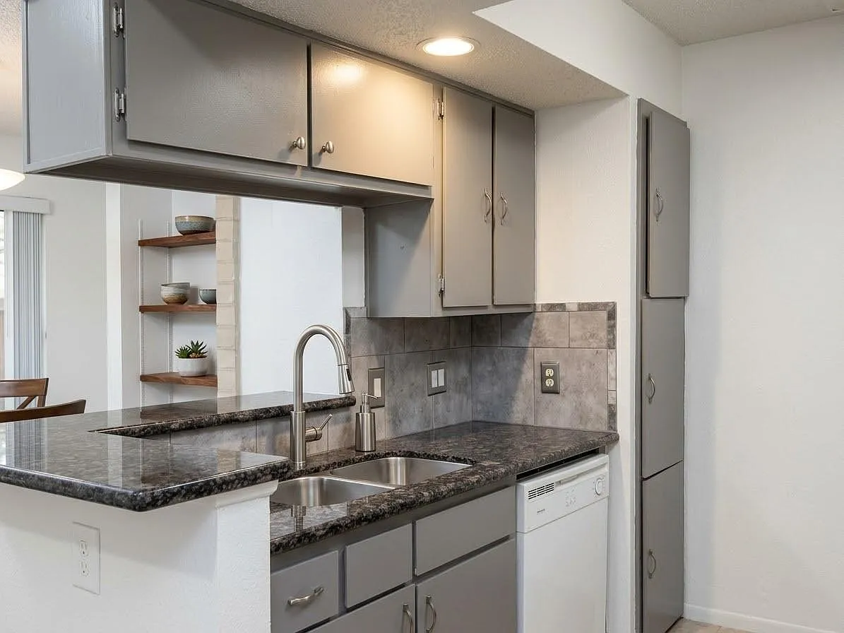 1 bed, 1.0 bath, 648 sqft, $1,000 — Photo 4