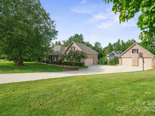 6200 Bellingham Dr, Mount Holly, NC 28120