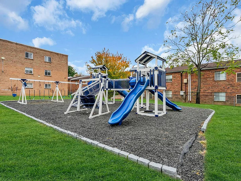 Tremont Court Apartments — Photo 15