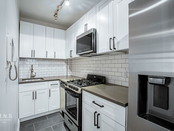4th image of 210 E 58th St APT 2B
