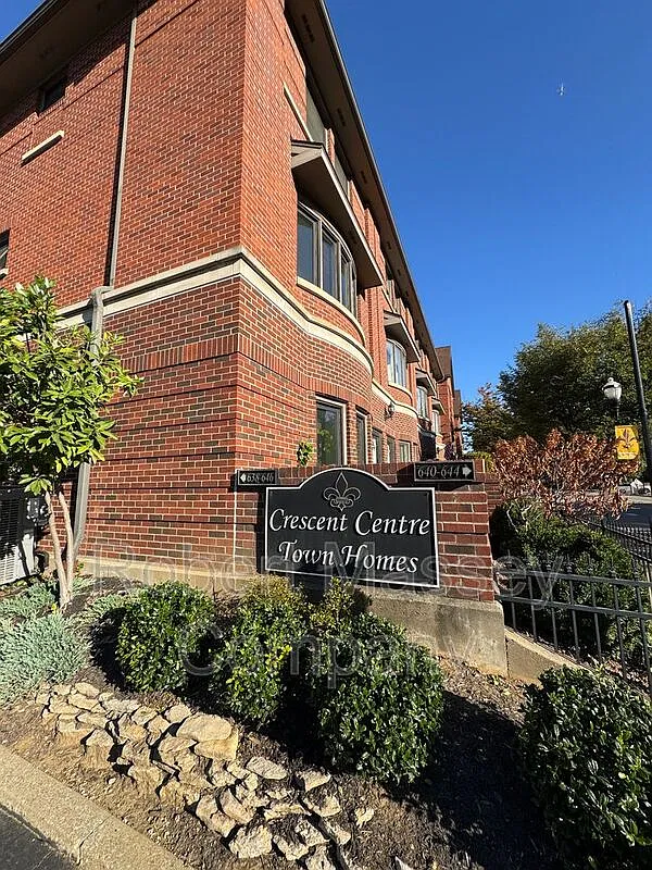 2 bed, 2.5 bath, 1832 sqft, $1,900 — Photo 1