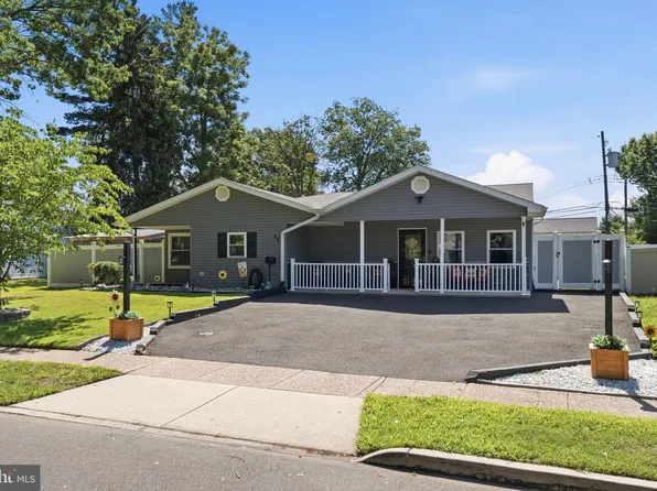 32 Orchard Ln, Levittown, PA 19055