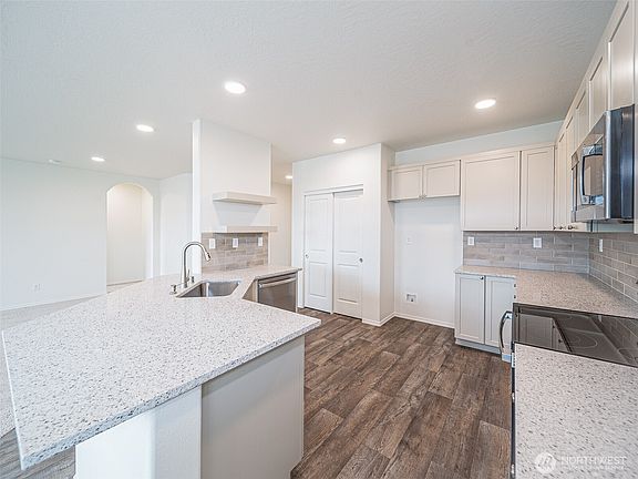 5th image of 207 W Newfield Place