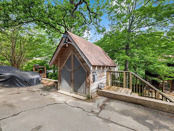3rd image of 4611 N Lookout Rd