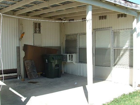 2nd image of 701 N Anaqua St