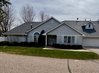1202 Pine Pointe Curv, Saint Peter, MN 56082