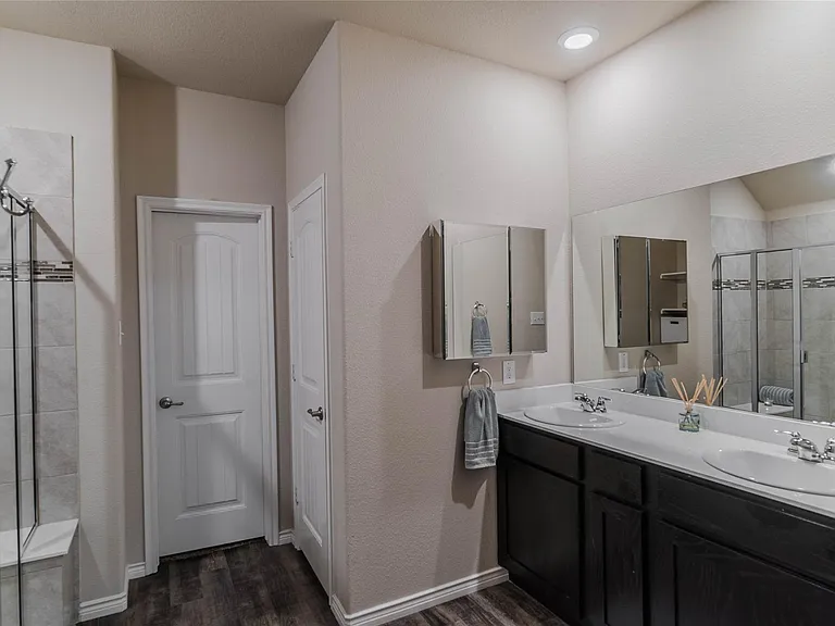 562 Jamestown Ln — Photo 6