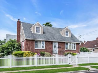160 Green St, Valley Stream, NY 11580