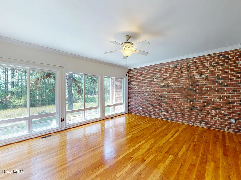 1140 Greenbriar Dr — Photo 12