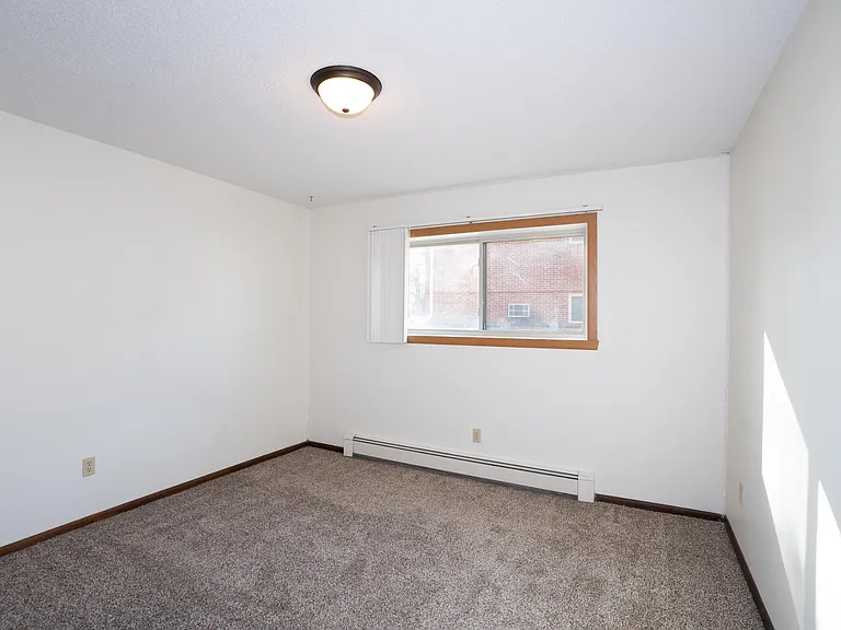 Fargo, ND Country Club Apartments | 21B | Bedroom