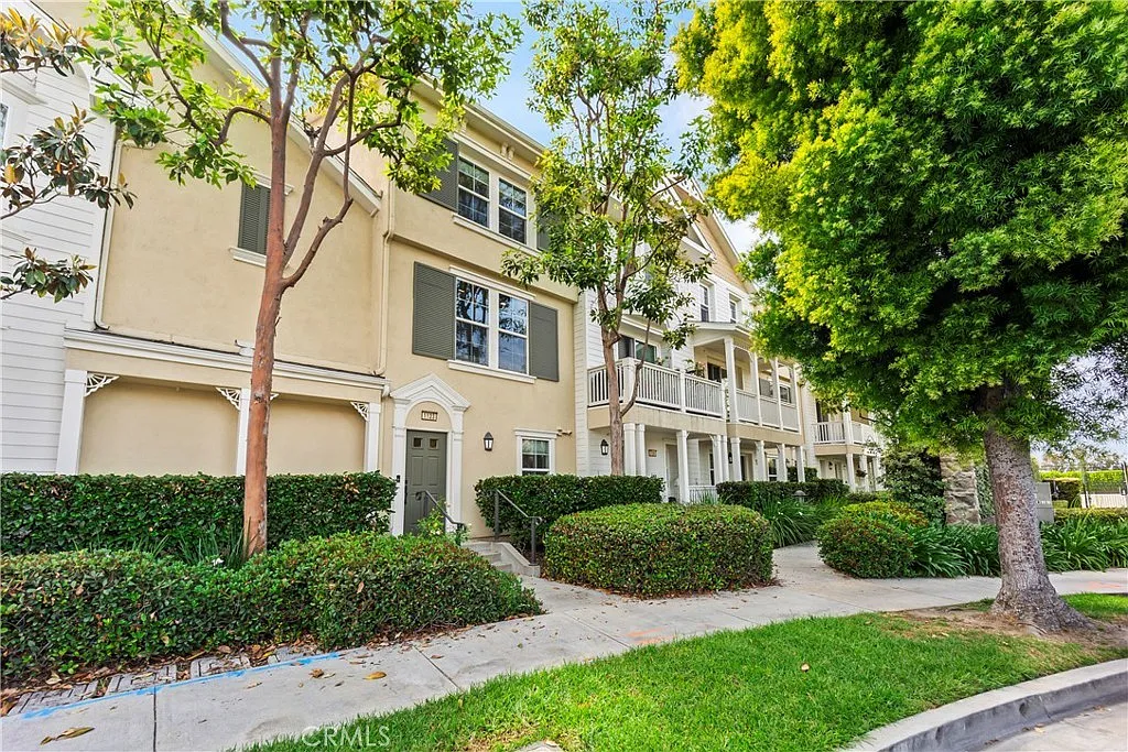 3 bed, 3.5 bath, 1669 sqft, $4,390 — Photo 1